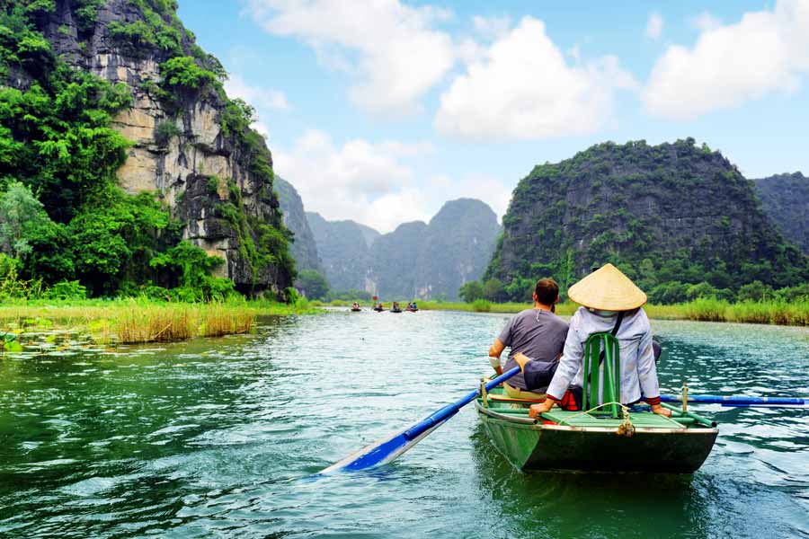 Båtresa över flod i Vietnam