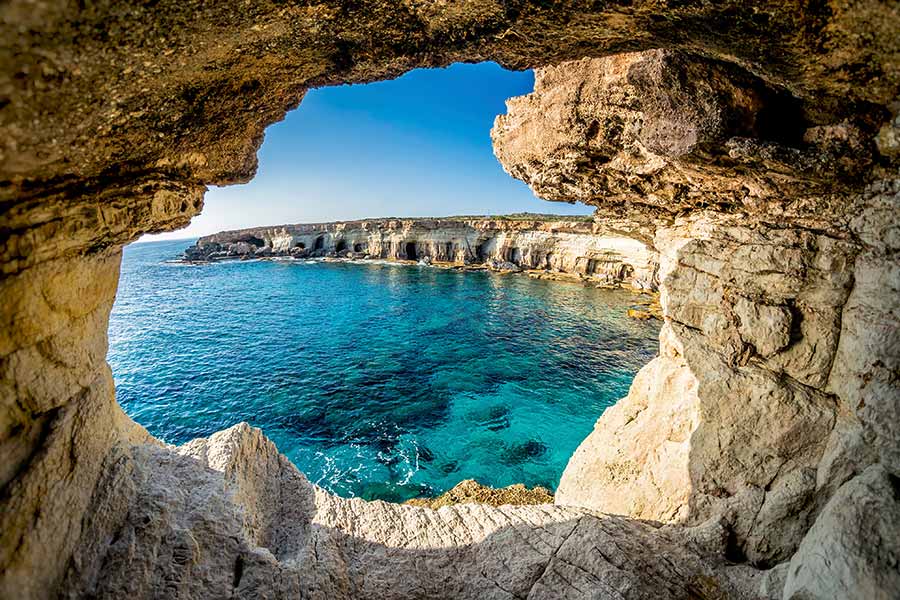 Klippa vid havet på Cypern