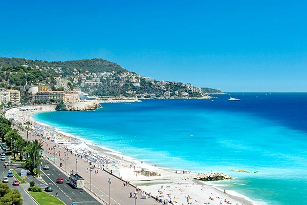 Azurblåt vand og hvid sandstrand i Nice