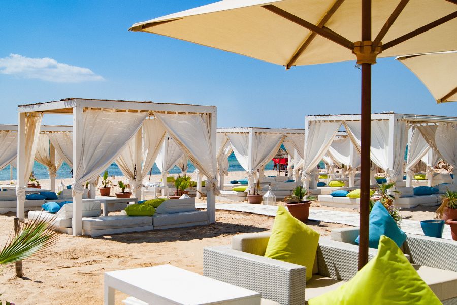 Utsikt över havet från en strand i Tunisien med vackra strandbäddar