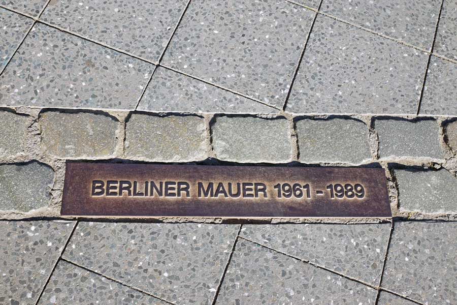 Berlinmuren minnesmärke i gatsten