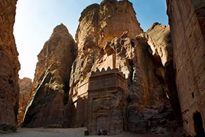 Det ena monumentet avl&ouml;ser det andra i Petra
