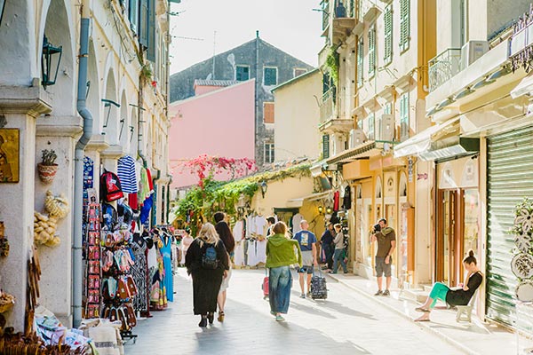 Shoppingstrøg i Korfu by