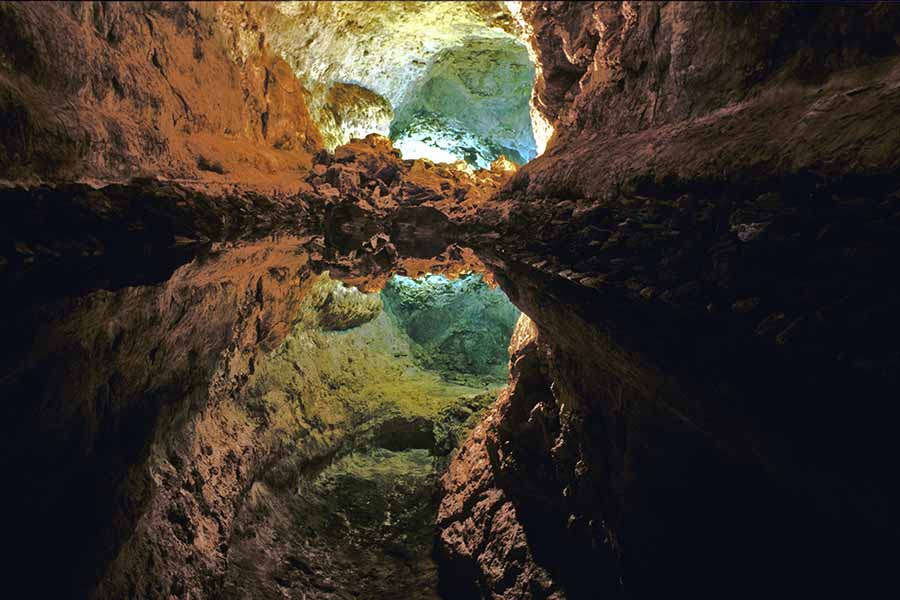 Tag på en guidet tur i den spændende Cueva de los Verdes-grotte
