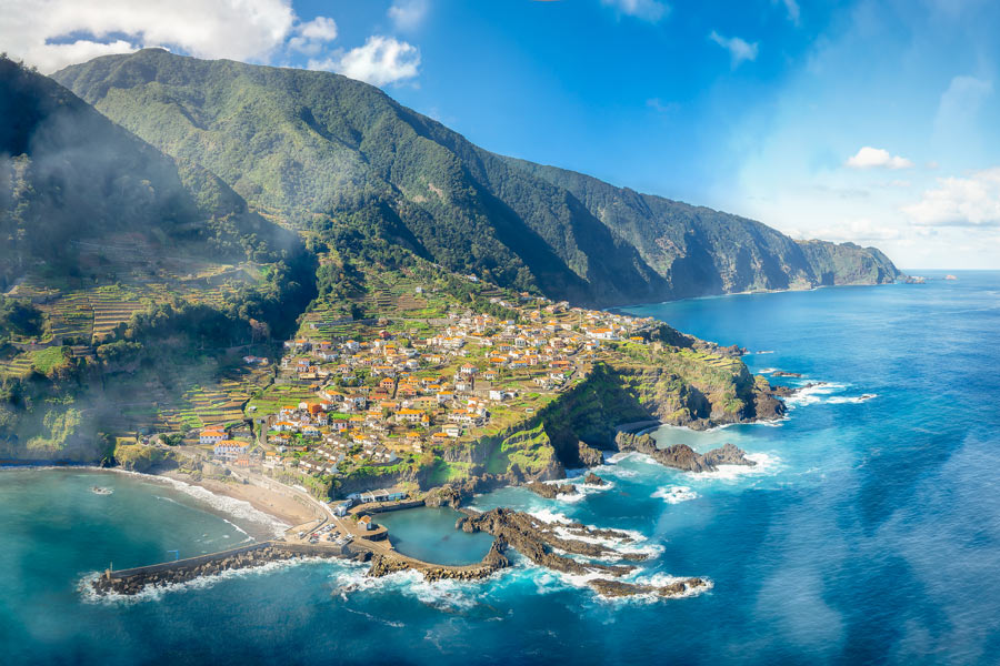 Vacker kustby på Madeira
