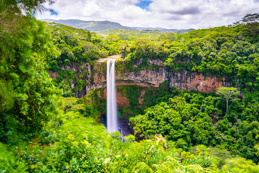 Vacker vattenfall på Mauritius 
