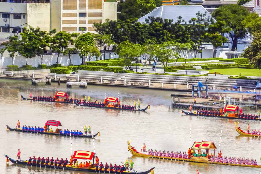 Kungliga båtar i Chao Phraya river, Bangkok