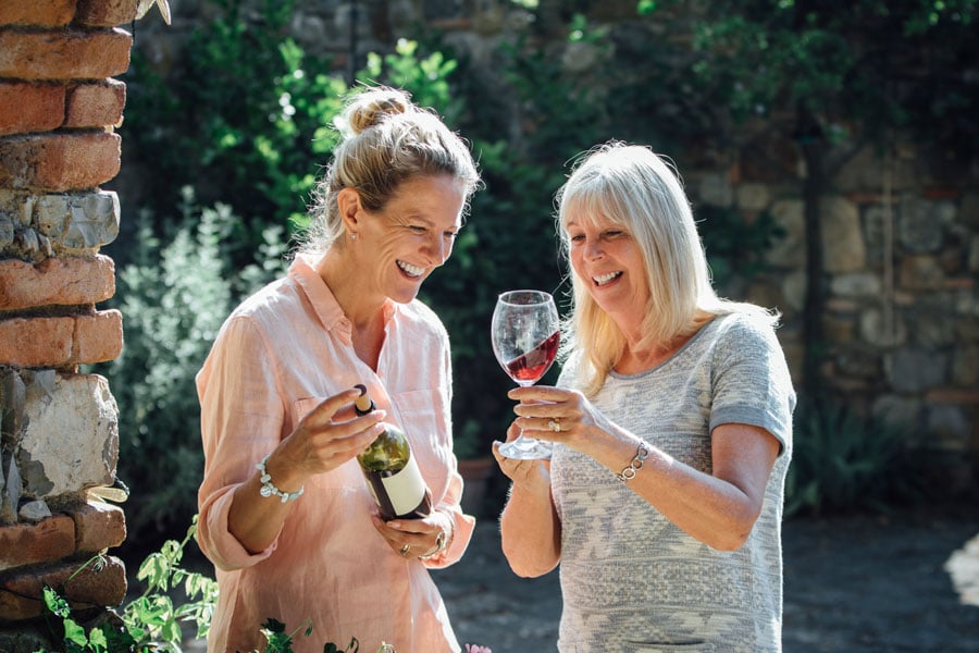 Seniorer som prøvesmaker vin