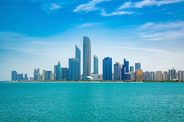 Skyskrapor och hav i Abu Dhabi