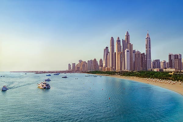 Strand och skyskrapor i Dubai